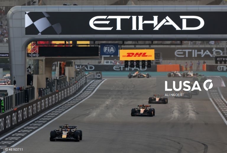 – O britânico Lando Norris (McLaren) sagrou-se hoje campeão mundial de Fórmula 1 pela primeira vez, ao ser terceiro classificado no Grande Prémio de Abu Dhabi, a derradeira corrida temporada que foi vencida pelo neerlandês Max Verstappen (Red Bull).Verstappen venceu com 12,594 segundos de vantagem sobre o australiano Oscar Piastri (McLaren), segundo colocado, e 16,576 segundos face a Norris.
Com estes resultados, Lando Norris, de 26 anos, sagra-se campeão mundial pela primeira vez na carreira,...