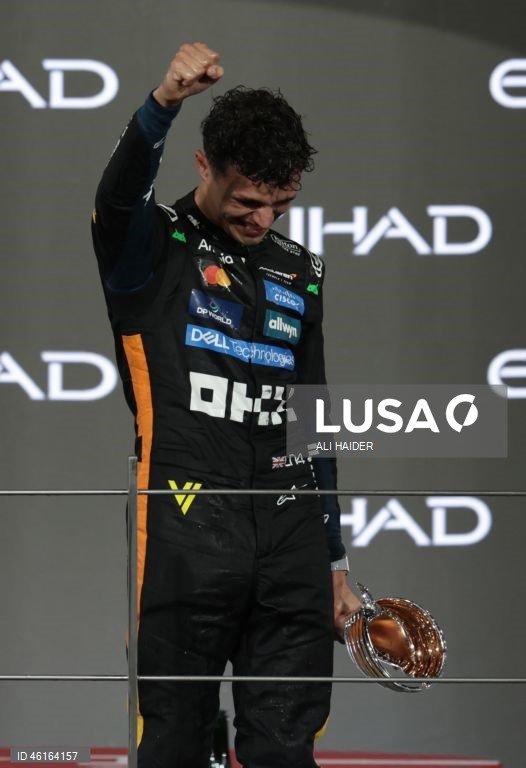 – O britânico Lando Norris (McLaren) sagrou-se hoje campeão mundial de Fórmula 1 pela primeira vez, ao ser terceiro classificado no Grande Prémio de Abu Dhabi, a derradeira corrida temporada que foi vencida pelo neerlandês Max Verstappen (Red Bull).Verstappen venceu com 12,594 segundos de vantagem sobre o australiano Oscar Piastri (McLaren), segundo colocado, e 16,576 segundos face a Norris.
Com estes resultados, Lando Norris, de 26 anos, sagra-se campeão mundial pela primeira vez na carreira,...