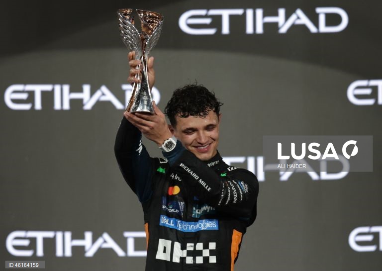 – O britânico Lando Norris (McLaren) sagrou-se hoje campeão mundial de Fórmula 1 pela primeira vez, ao ser terceiro classificado no Grande Prémio de Abu Dhabi, a derradeira corrida temporada que foi vencida pelo neerlandês Max Verstappen (Red Bull).Verstappen venceu com 12,594 segundos de vantagem sobre o australiano Oscar Piastri (McLaren), segundo colocado, e 16,576 segundos face a Norris.
Com estes resultados, Lando Norris, de 26 anos, sagra-se campeão mundial pela primeira vez na carreira,...