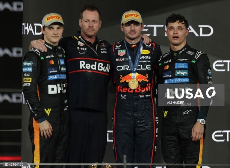 – O britânico Lando Norris (McLaren) sagrou-se hoje campeão mundial de Fórmula 1 pela primeira vez, ao ser terceiro classificado no Grande Prémio de Abu Dhabi, a derradeira corrida temporada que foi vencida pelo neerlandês Max Verstappen (Red Bull).Verstappen venceu com 12,594 segundos de vantagem sobre o australiano Oscar Piastri (McLaren), segundo colocado, e 16,576 segundos face a Norris.
Com estes resultados, Lando Norris, de 26 anos, sagra-se campeão mundial pela primeira vez na carreira,...
