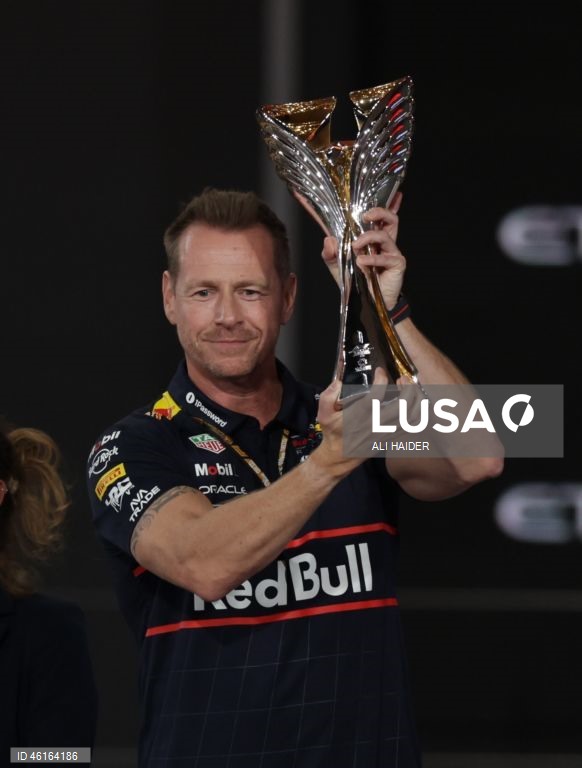 – O britânico Lando Norris (McLaren) sagrou-se hoje campeão mundial de Fórmula 1 pela primeira vez, ao ser terceiro classificado no Grande Prémio de Abu Dhabi, a derradeira corrida temporada que foi vencida pelo neerlandês Max Verstappen (Red Bull).Verstappen venceu com 12,594 segundos de vantagem sobre o australiano Oscar Piastri (McLaren), segundo colocado, e 16,576 segundos face a Norris.
Com estes resultados, Lando Norris, de 26 anos, sagra-se campeão mundial pela primeira vez na carreira,...