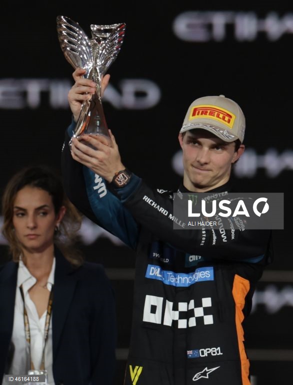 – O britânico Lando Norris (McLaren) sagrou-se hoje campeão mundial de Fórmula 1 pela primeira vez, ao ser terceiro classificado no Grande Prémio de Abu Dhabi, a derradeira corrida temporada que foi vencida pelo neerlandês Max Verstappen (Red Bull).Verstappen venceu com 12,594 segundos de vantagem sobre o australiano Oscar Piastri (McLaren), segundo colocado, e 16,576 segundos face a Norris.
Com estes resultados, Lando Norris, de 26 anos, sagra-se campeão mundial pela primeira vez na carreira,...