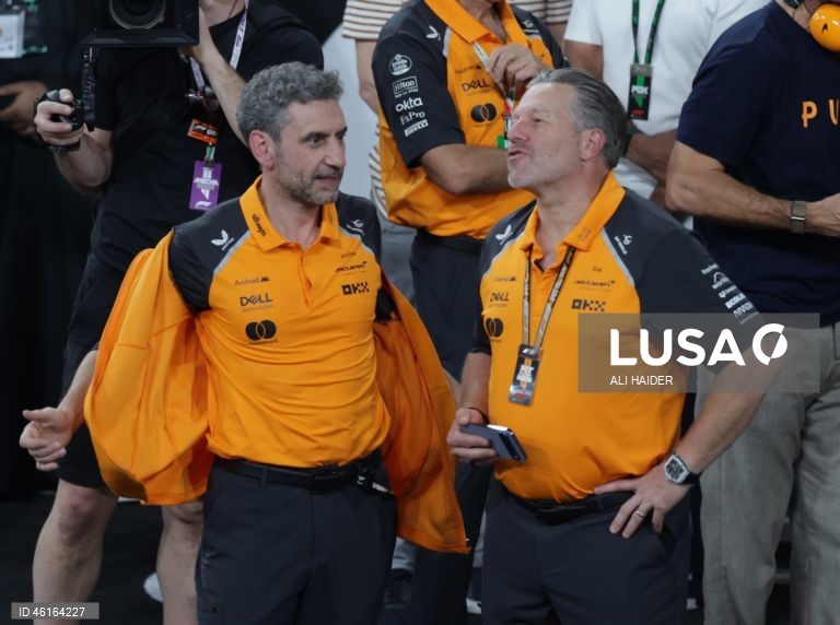 – O britânico Lando Norris (McLaren) sagrou-se hoje campeão mundial de Fórmula 1 pela primeira vez, ao ser terceiro classificado no Grande Prémio de Abu Dhabi, a derradeira corrida temporada que foi vencida pelo neerlandês Max Verstappen (Red Bull).Verstappen venceu com 12,594 segundos de vantagem sobre o australiano Oscar Piastri (McLaren), segundo colocado, e 16,576 segundos face a Norris.
Com estes resultados, Lando Norris, de 26 anos, sagra-se campeão mundial pela primeira vez na carreira,...