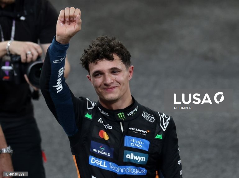 – O britânico Lando Norris (McLaren) sagrou-se hoje campeão mundial de Fórmula 1 pela primeira vez, ao ser terceiro classificado no Grande Prémio de Abu Dhabi, a derradeira corrida temporada que foi vencida pelo neerlandês Max Verstappen (Red Bull).Verstappen venceu com 12,594 segundos de vantagem sobre o australiano Oscar Piastri (McLaren), segundo colocado, e 16,576 segundos face a Norris.
Com estes resultados, Lando Norris, de 26 anos, sagra-se campeão mundial pela primeira vez na carreira,...
