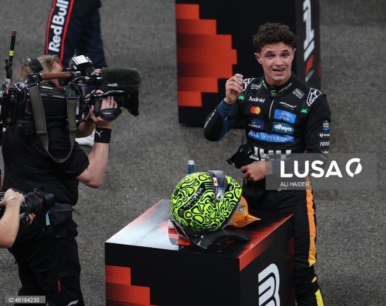 – O britânico Lando Norris (McLaren) sagrou-se hoje campeão mundial de Fórmula 1 pela primeira vez, ao ser terceiro classificado no Grande Prémio de Abu Dhabi, a derradeira corrida temporada que foi vencida pelo neerlandês Max Verstappen (Red Bull).Verstappen venceu com 12,594 segundos de vantagem sobre o australiano Oscar Piastri (McLaren), segundo colocado, e 16,576 segundos face a Norris.
Com estes resultados, Lando Norris, de 26 anos, sagra-se campeão mundial pela primeira vez na carreira,...
