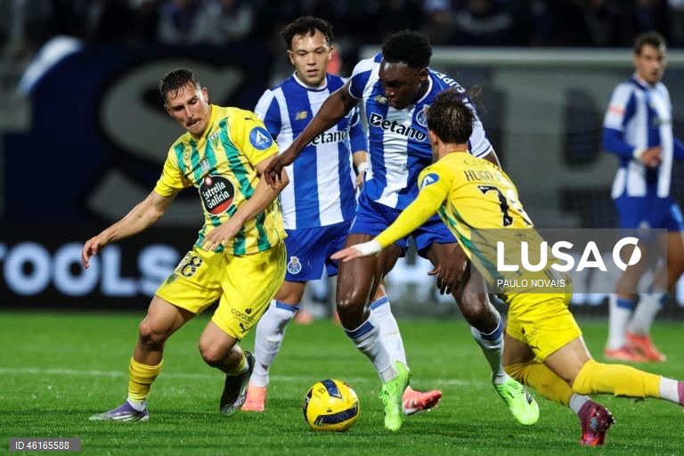O FC Porto reforçou hoje a liderança da I Liga de futebol, vencendo o Tondela por 2-0, na 13.ª jornada, marcada pelo empate entre Sporting e Benfica, sobre os quais tem cinco e oito pontos de vantagem, respetivamente.