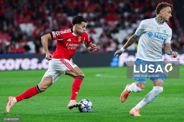 O Benfica conseguiu hoje o segundo triunfo consecutivo na fase de liga da Liga dos Campeões em futebol, mantendo-se na corrida ao apuramento, ao vencer em casa o campeão italiano Nápoles por 2-0, em encontro da sexta jornada.