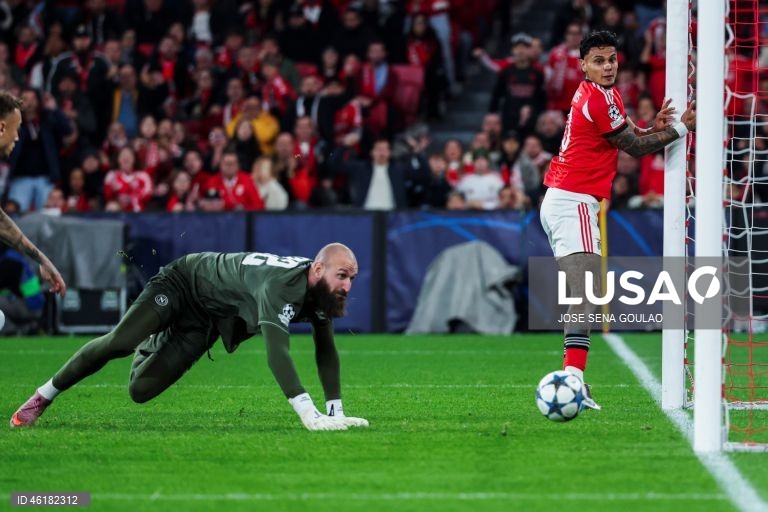 O Benfica conseguiu hoje o segundo triunfo consecutivo na fase de liga da Liga dos Campeões em futebol, mantendo-se na corrida ao apuramento, ao vencer em casa o campeão italiano Nápoles por 2-0, em encontro da sexta jornada.