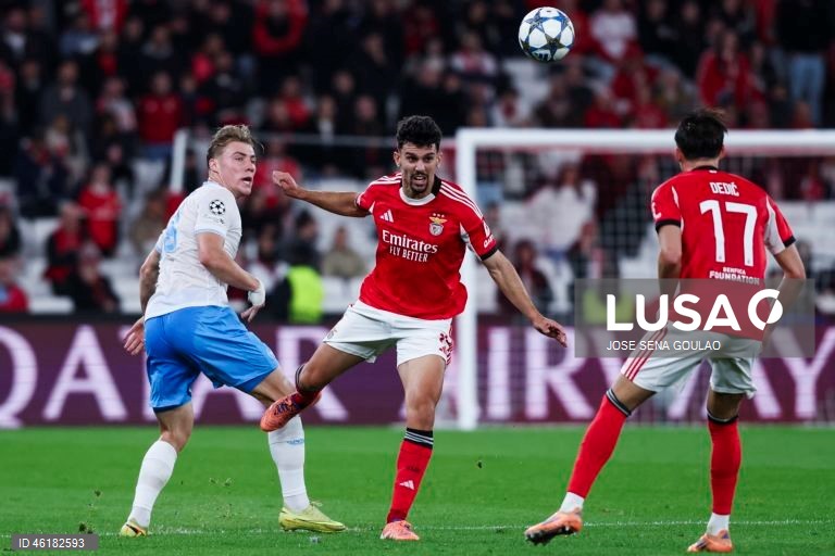 O Benfica conseguiu hoje o segundo triunfo consecutivo na fase de liga da Liga dos Campeões em futebol, mantendo-se na corrida ao apuramento, ao vencer em casa o campeão italiano Nápoles por 2-0, em encontro da sexta jornada.