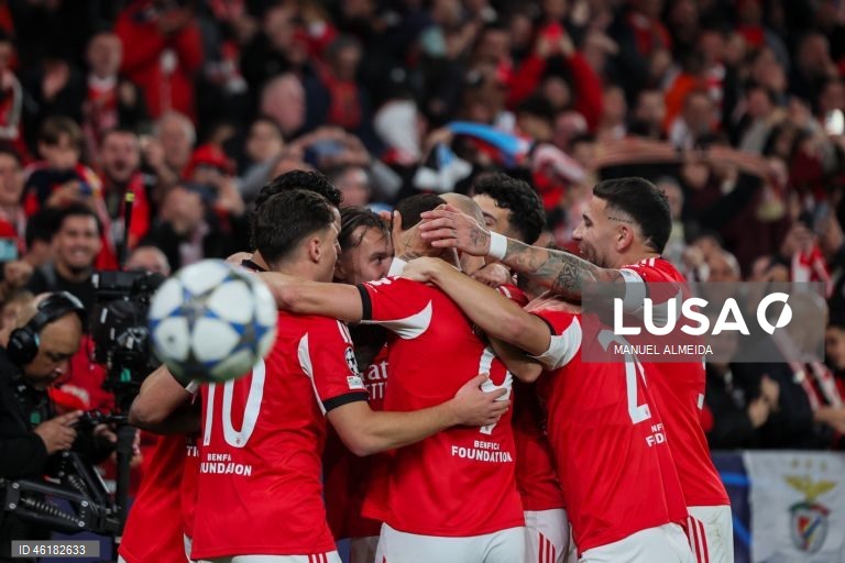 O Benfica conseguiu hoje o segundo triunfo consecutivo na fase de liga da Liga dos Campeões em futebol, mantendo-se na corrida ao apuramento, ao vencer em casa o campeão italiano Nápoles por 2-0, em encontro da sexta jornada.