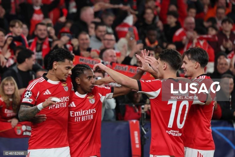 O Benfica conseguiu hoje o segundo triunfo consecutivo na fase de liga da Liga dos Campeões em futebol, mantendo-se na corrida ao apuramento, ao vencer em casa o campeão italiano Nápoles por 2-0, em encontro da sexta jornada.
