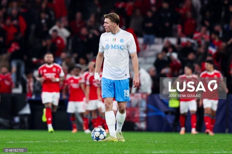 O Benfica conseguiu hoje o segundo triunfo consecutivo na fase de liga da Liga dos Campeões em futebol, mantendo-se na corrida ao apuramento, ao vencer em casa o campeão italiano Nápoles por 2-0, em encontro da sexta jornada.