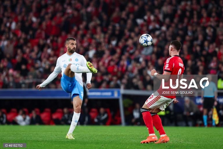 O Benfica conseguiu hoje o segundo triunfo consecutivo na fase de liga da Liga dos Campeões em futebol, mantendo-se na corrida ao apuramento, ao vencer em casa o campeão italiano Nápoles por 2-0, em encontro da sexta jornada.