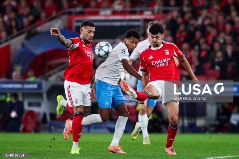 O Benfica conseguiu hoje o segundo triunfo consecutivo na fase de liga da Liga dos Campeões em futebol, mantendo-se na corrida ao apuramento, ao vencer em casa o campeão italiano Nápoles por 2-0, em encontro da sexta jornada.