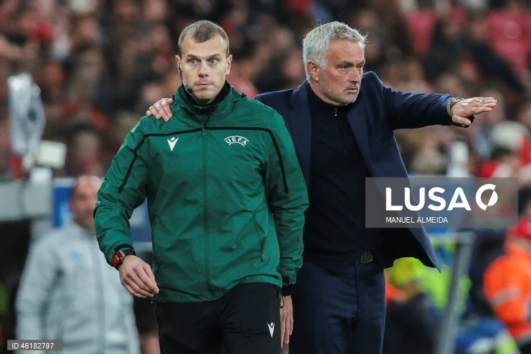 O Benfica conseguiu hoje o segundo triunfo consecutivo na fase de liga da Liga dos Campeões em futebol, mantendo-se na corrida ao apuramento, ao vencer em casa o campeão italiano Nápoles por 2-0, em encontro da sexta jornada.