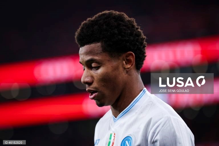 O Benfica conseguiu hoje o segundo triunfo consecutivo na fase de liga da Liga dos Campeões em futebol, mantendo-se na corrida ao apuramento, ao vencer em casa o campeão italiano Nápoles por 2-0, em encontro da sexta jornada.