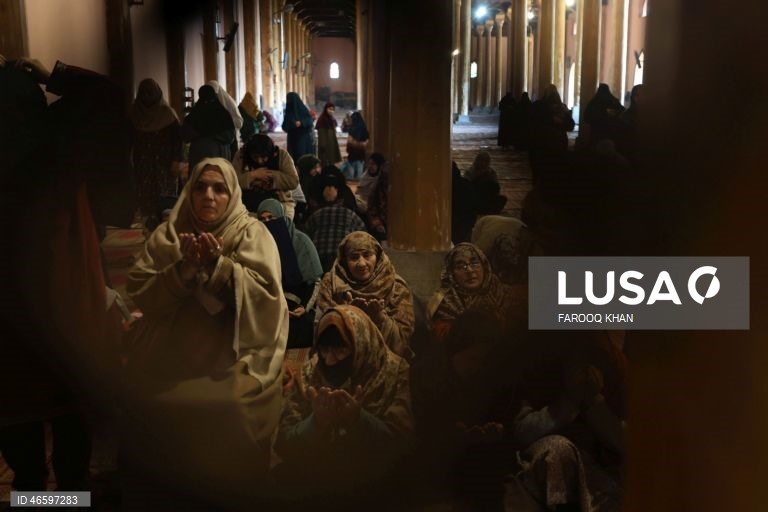 Os muçulmanos em todo o mundo observam o mês sagrado do Ramadão rezando à noite e abstendo-se de comer e beber entre o nascer e o pôr do sol