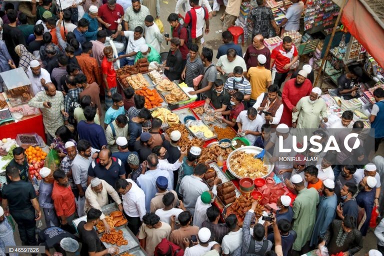 Os muçulmanos em todo o mundo observam o mês sagrado do Ramadão rezando à noite e abstendo-se de comer e beber entre o nascer e o pôr do sol