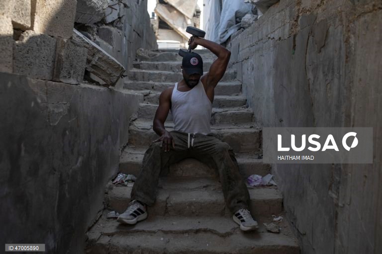 Palestina: Fisiculturistas palestinianos retomam a rotina num ginásio parcialmente destruído em Khan Yunis