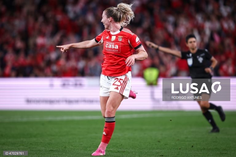 O Benfica venceu hoje o Sporting por 3-1, num jogo da 17.ª jornada da I Liga feminina de futebol que antecedeu a entrega do troféu às águias, hexacampeãs nacionais em título, no Estádio da Luz.