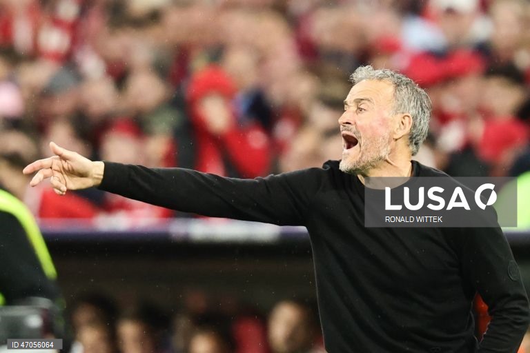 Um golo de Ousmane Dembélé permitiu hoje ao Paris Saint-Germain empatar 1-1 em Munique com o Bayern e garantir a presença na final da Liga dos Campeões de futebol, na qual vai defender o título frente ao Arsenal.