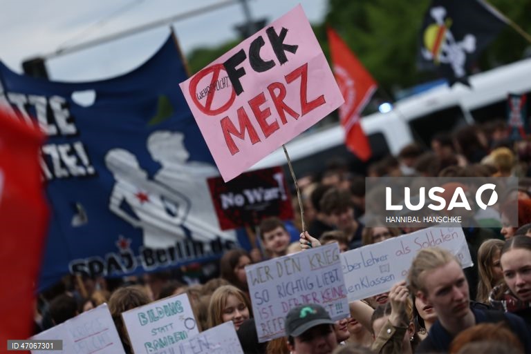 Alemanha: Alunos protestam contra as leis relativas ao serviço militar