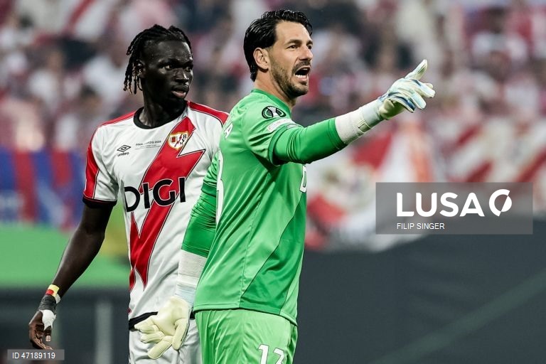 O Crystal Palace conquistou hoje a quinta edição da Liga Conferência em futebol, ao vencer na final o Rayo Vallecano, por 1-0, em Leipzig, na Alemanha, com um golo do avançado francês Jean-Philippe Mateta, aos 51 minutos.