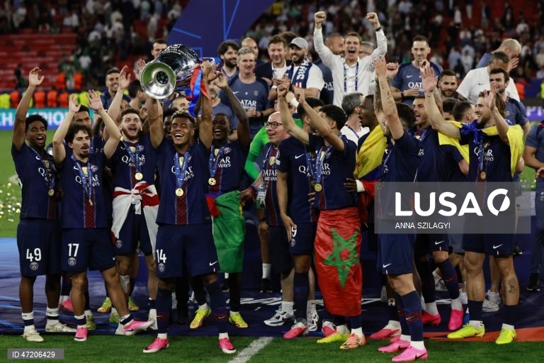O Paris Saint-Germain conquistou a Liga dos Campeões de futebol pela segunda vez consecutiva, ao vencer na final o Arsenal, por 4-3 nos penáltis, após o empate 1-1 no tempo regulamentar e no prolongamento, em Budapeste.O alemão Kai Havertz, aos seis minutos, deu vantagem aos londrinos, Ousmane Dembélé empatou para os parisienses, aos 65, na conversão de uma grande penalidade, com a igualdade a perdurar nos 90 minutos e no prolongamento.Nas grandes penalidades, Eze e Gabriel não conseguiram...