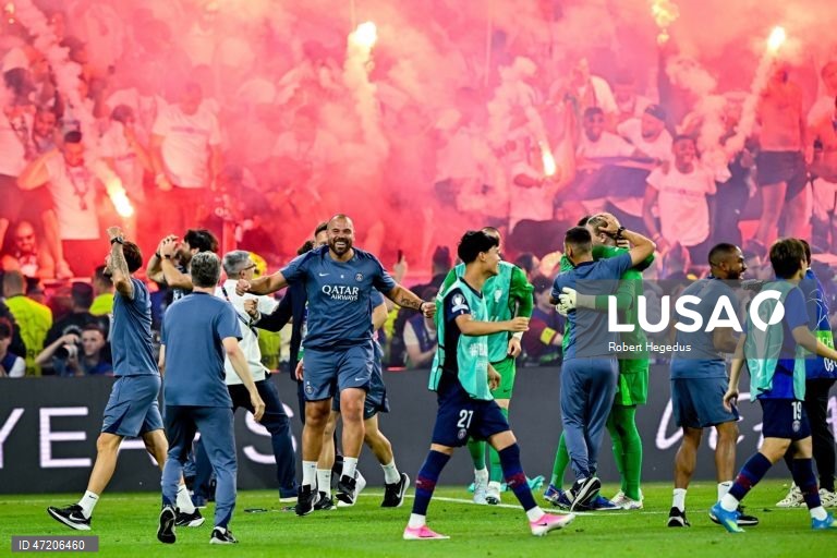O Paris Saint-Germain conquistou a Liga dos Campeões de futebol pela segunda vez consecutiva, ao vencer na final o Arsenal, por 4-3 nos penáltis, após o empate 1-1 no tempo regulamentar e no prolongamento, em Budapeste.O alemão Kai Havertz, aos seis minutos, deu vantagem aos londrinos, Ousmane Dembélé empatou para os parisienses, aos 65, na conversão de uma grande penalidade, com a igualdade a perdurar nos 90 minutos e no prolongamento.Nas grandes penalidades, Eze e Gabriel não conseguiram...