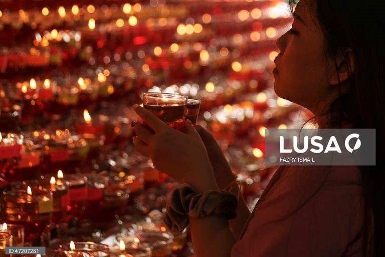 Os budistas celebram o Dia de Vesak para assinalar a data do nascimento, da iluminação e do falecimento de Gautama Buda (Siddhartha Gautama). 