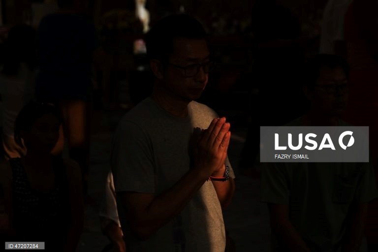 Os budistas celebram o Dia de Vesak para assinalar a data do nascimento, da iluminação e do falecimento de Gautama Buda (Siddhartha Gautama). 