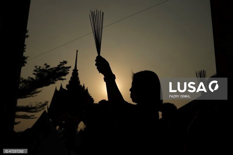 Os budistas celebram o Dia de Vesak para assinalar a data do nascimento, da iluminação e do falecimento de Gautama Buda (Siddhartha Gautama). 