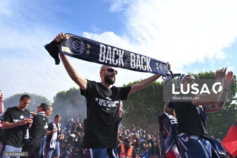 França: Jogadores e adeptos do PSG comemoram a conquista do título da Liga dos Campeões da UEFA, em Paris