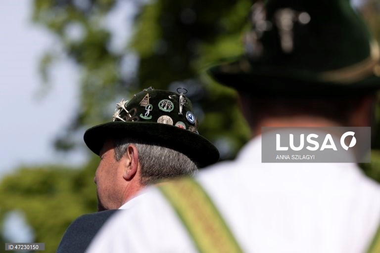 Procissão anual de Corpus Christi no Lago Staffelsee, perto de Seehausen, na Alemanha. Desde 1935, a festa religiosa é celebrada com uma das poucas procissões lacustres da Alemanha, organizada pela paróquia local de São Miguel.  
