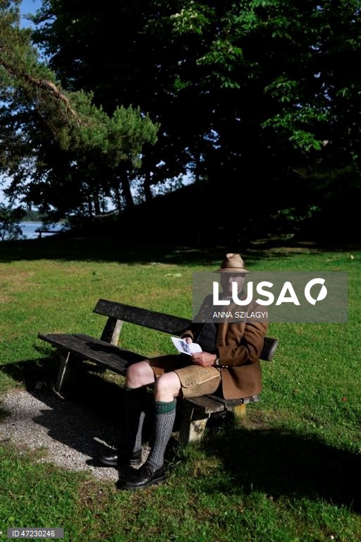 Procissão anual de Corpus Christi no Lago Staffelsee, perto de Seehausen, na Alemanha. Desde 1935, a festa religiosa é celebrada com uma das poucas procissões lacustres da Alemanha, organizada pela paróquia local de São Miguel.  