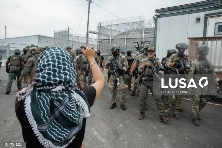 Protestos no exterior do Centro de Detenção Delaney Halem.