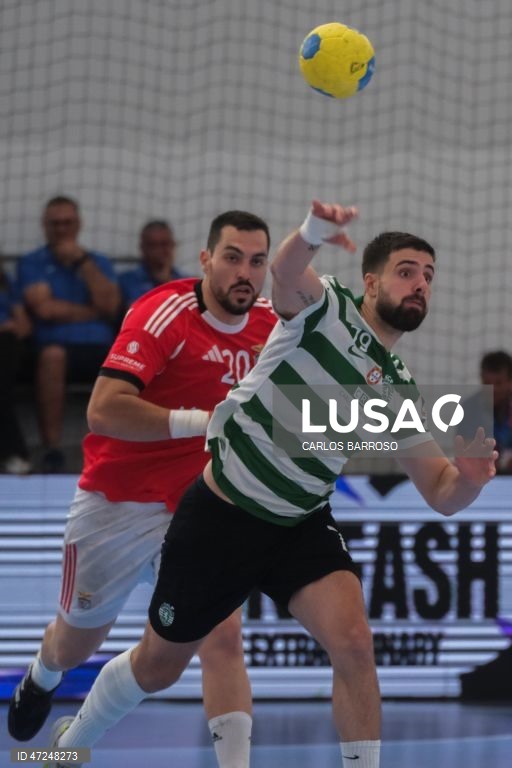 O jogador do Sporting Natan Diaz (D), em ação contra o jogador do Benfica Fábio Silva, durante o jogo da final da Taça de Portugal de andebol, no Pavilhão Multiúsos de Alcobaça, 07 de junho de 2026. CARLOS BARROSO/LUSA
