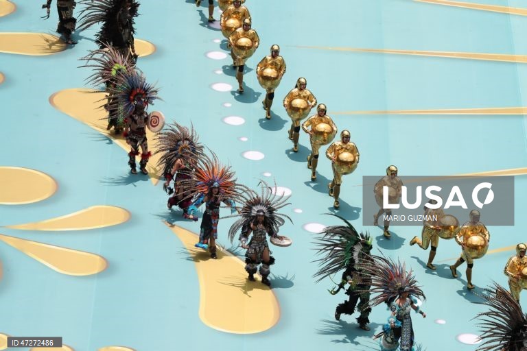 Artistas atuam durante o espetáculo pré-jogo antes da partida de abertura da Copa do Mundo da FIFA 2026 entre o México e a África do Sul, na Cidade do México, México