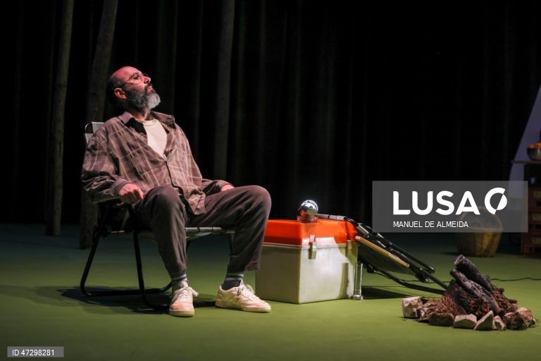 Ensaio de imprensa da peça "Caravana", escrita pelo poeta e dramaturgo João Luís Barreto Guimarães, com encenação de João Pedro Vaz e interpretação de Joaquim Horta e Rita Calçada Bastos, com estreia a 19 de junho, no Teatro Aberto, em Lisboa, 16 de junho de 2026. (ACOMPANHA TEXTO DE 17 DE JUNHO DE 2026). MANUEL DE ALMEIDA/LUSA