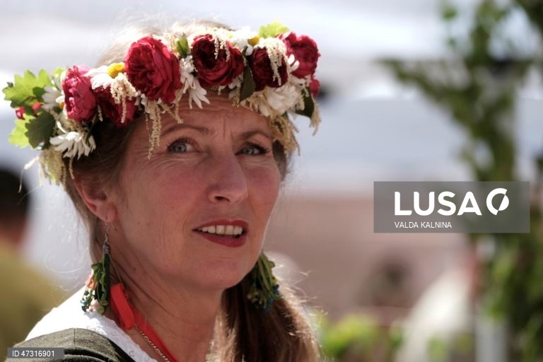 Letónia: Mercado tradicional de ervas e plantas na véspera das celebrações do solstício de verão.