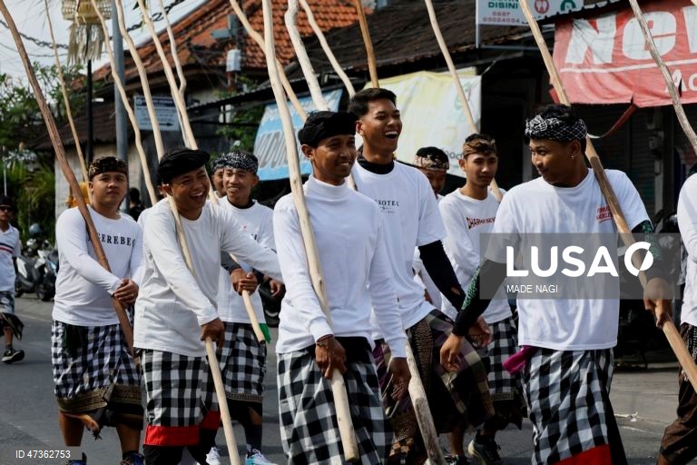 O ritual Mekotek é uma tradição hindu balinesa praticada pelos habitantes da aldeia de Munggu como símbolo de vitória e um esforço espiritual para afastar o desastre. Realizado a cada seis meses, o ritual envolve os homens da aldeia a utilizarem varas compridas para formar pirâmides, as quais escalam repetidamente em cada encruzilhada durante a procissão. 