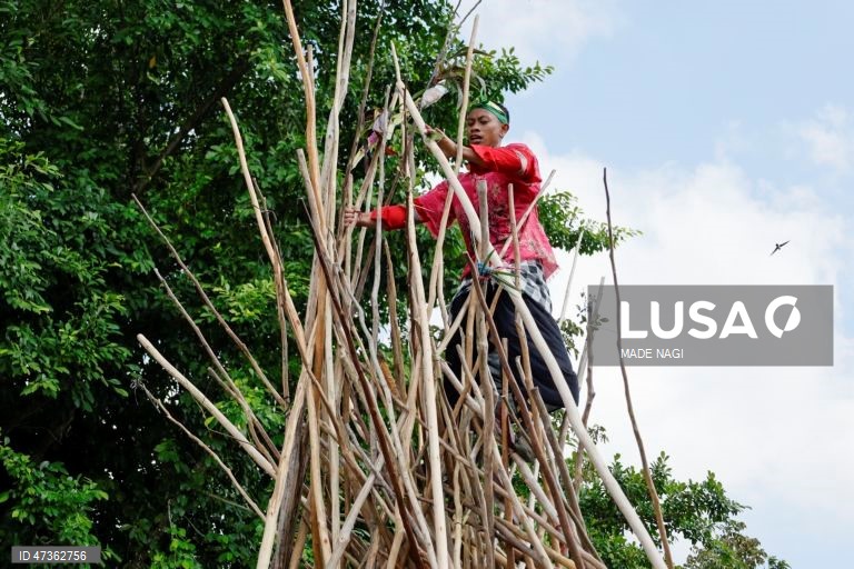 O ritual Mekotek é uma tradição hindu balinesa praticada pelos habitantes da aldeia de Munggu como símbolo de vitória e um esforço espiritual para afastar o desastre. Realizado a cada seis meses, o ritual envolve os homens da aldeia a utilizarem varas compridas para formar pirâmides, as quais escalam repetidamente em cada encruzilhada durante a procissão. 