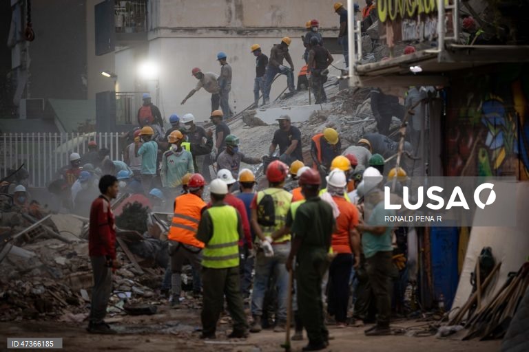 Equipas de salvamento realizam uma operação de busca e salvamento num edifício danificado pelos terramotos em Caracas, Venezuela.