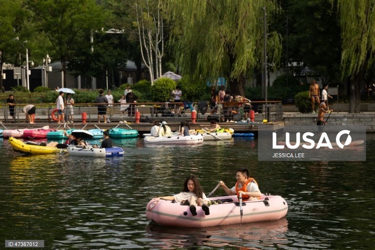 Vida quotidiana no rio Liangma, em Pequim, China. As temperaturas atingiram hoje um máximo de 34 graus Celsius. 