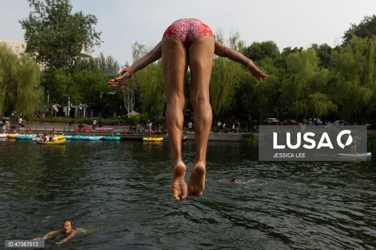Vida quotidiana no rio Liangma, em Pequim, China. As temperaturas atingiram hoje um máximo de 34 graus Celsius. 