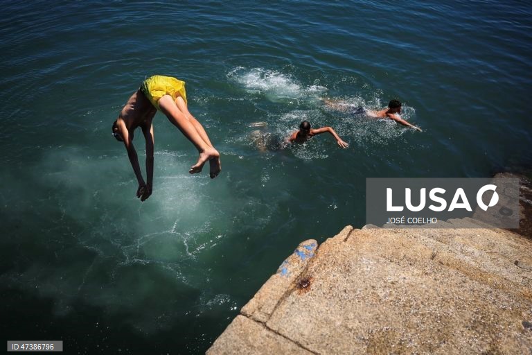Rapazes mergulham no rio Douro no Porto, 1 de julho de 2026.O tempo quente que afeta Portugal dará origem a uma onda de calor que se prolongará por oito a 10 dias e atingirá praticamente todo o país, estimou hoje o Instituto Português do Mar e da Atmosfera (IPMA).  JOSÉ COELHO/LUSA

