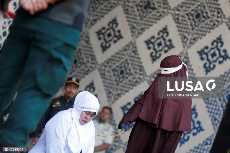 Indonésia: Aplicação da pena de flagelação de acordo com a lei da sharia em Banda Aceh