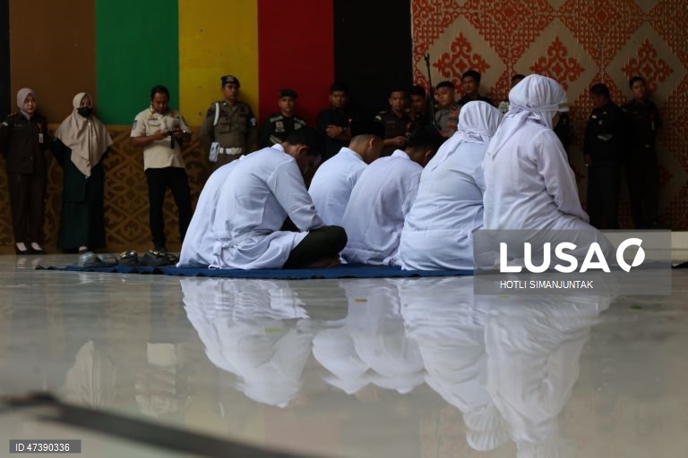 Indonésia: Aplicação da pena de flagelação de acordo com a lei da sharia em Banda Aceh