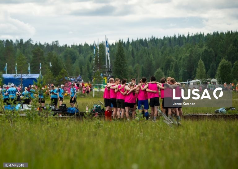 Jogadores em ação durante o Campeonato de Futebol no Pântano de 2026, em Hyrynsalmi, Finlândia. O Campeonato Mundial de Futebol no Pântano realiza-se anualmente no pântano de Vuorisuo, em Hyrynsalmi.  