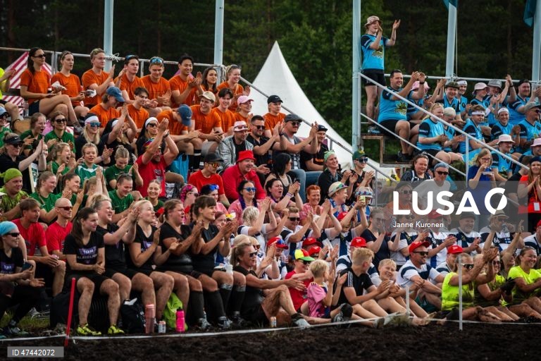 Jogadores em ação durante o Campeonato de Futebol no Pântano de 2026, em Hyrynsalmi, Finlândia. O Campeonato Mundial de Futebol no Pântano realiza-se anualmente no pântano de Vuorisuo, em Hyrynsalmi.  
